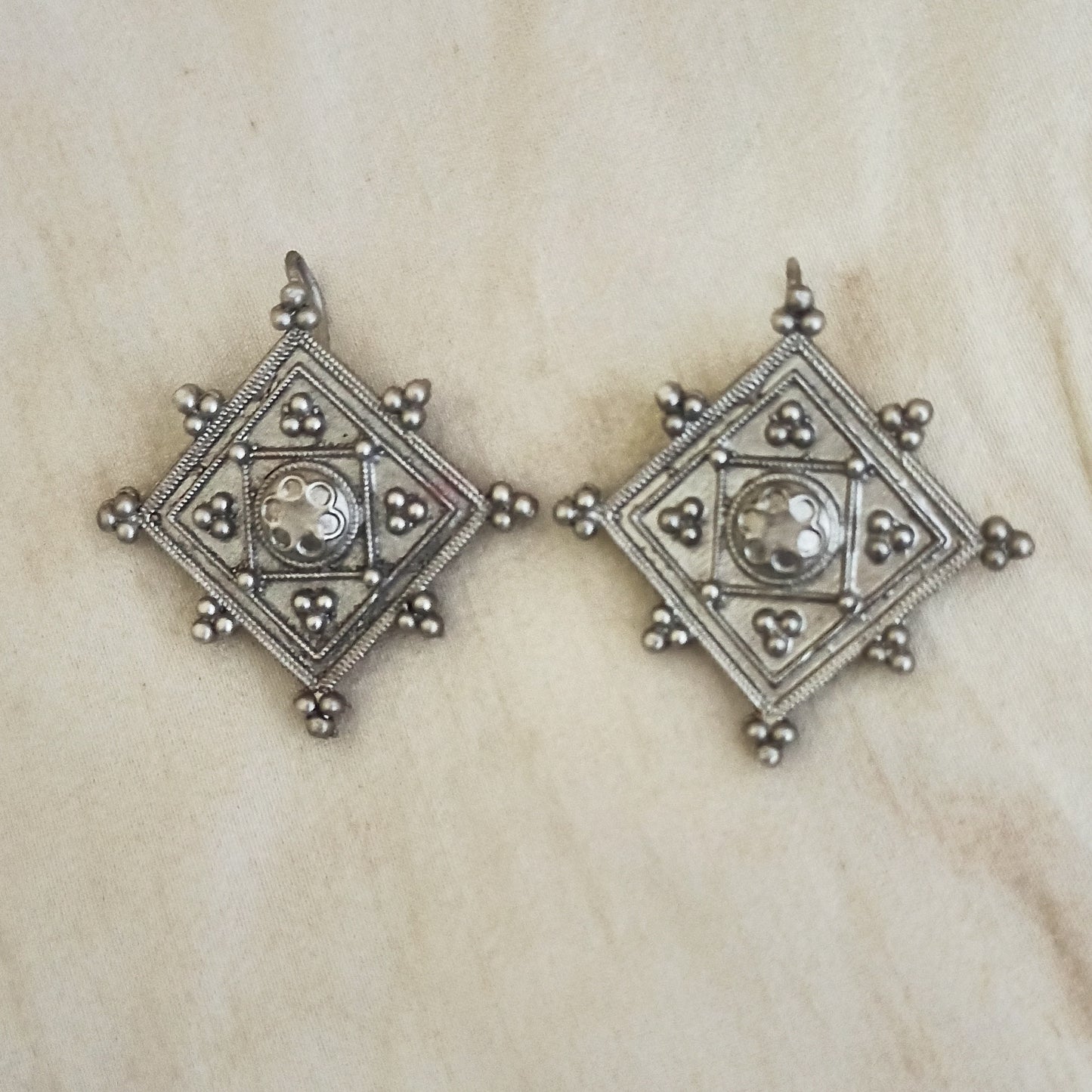 Bavishni - Square - GS Studs