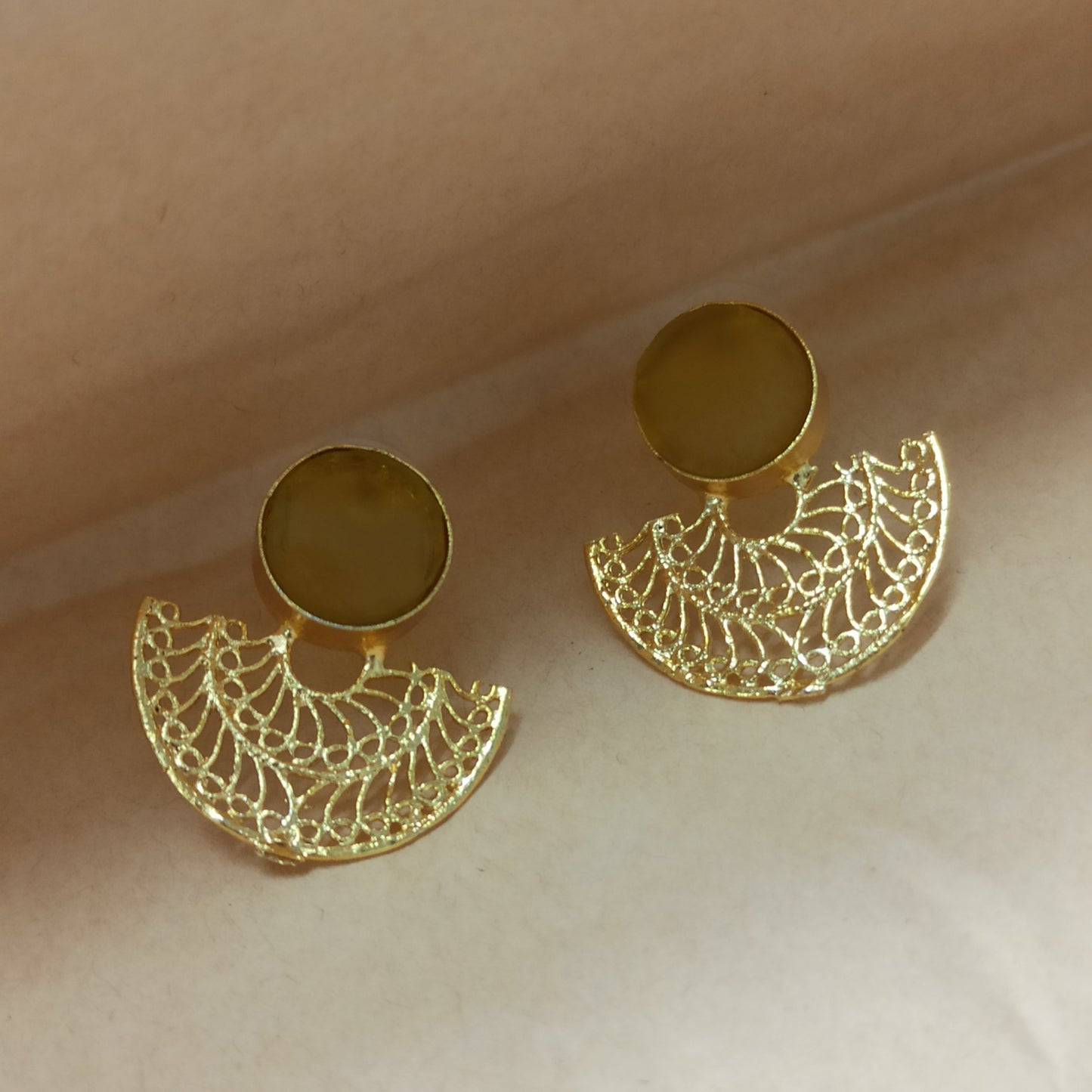 Velin-Handmade-Fan-Yellow