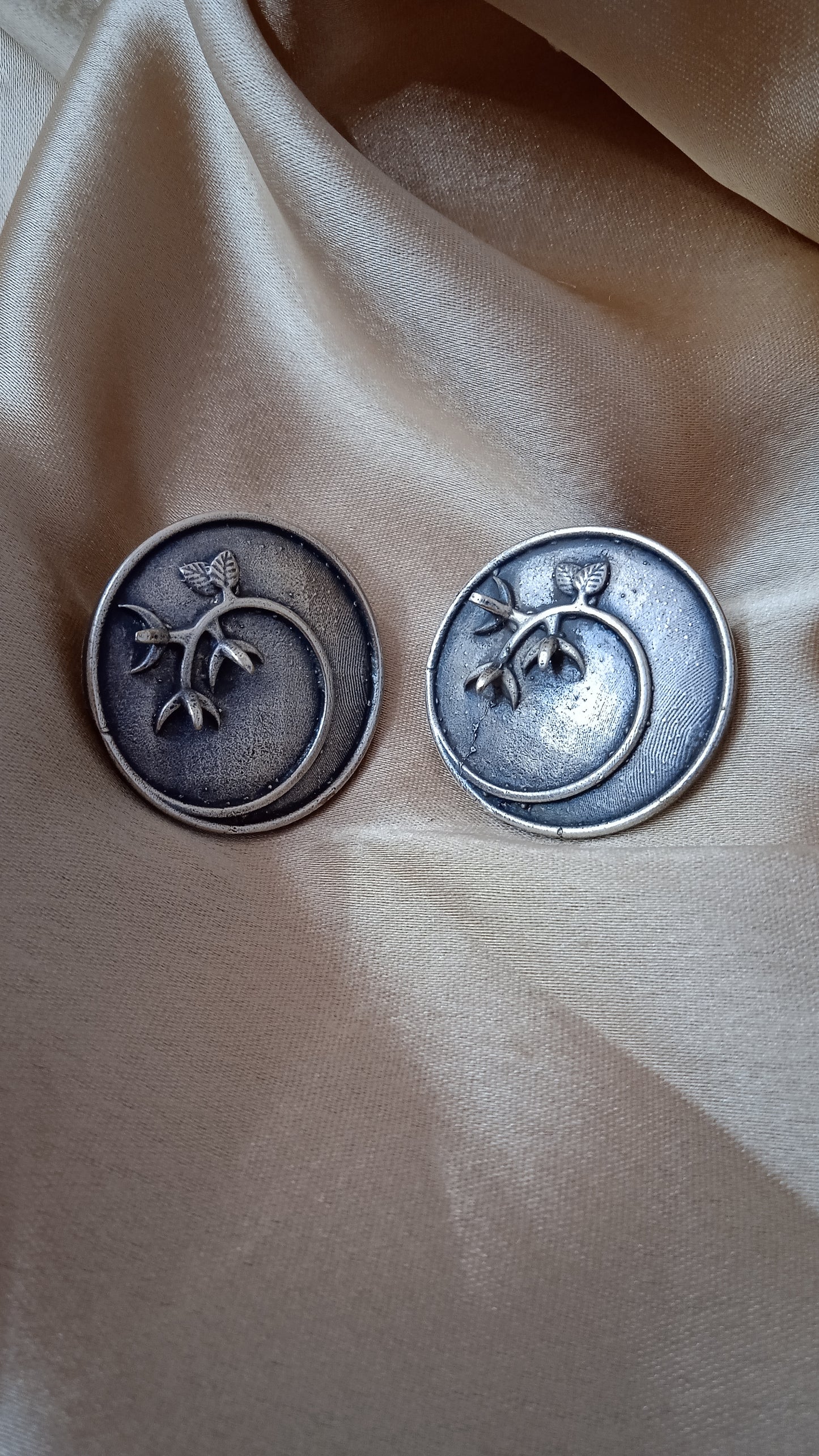 Lyssé-Oxidised Studs-Shield