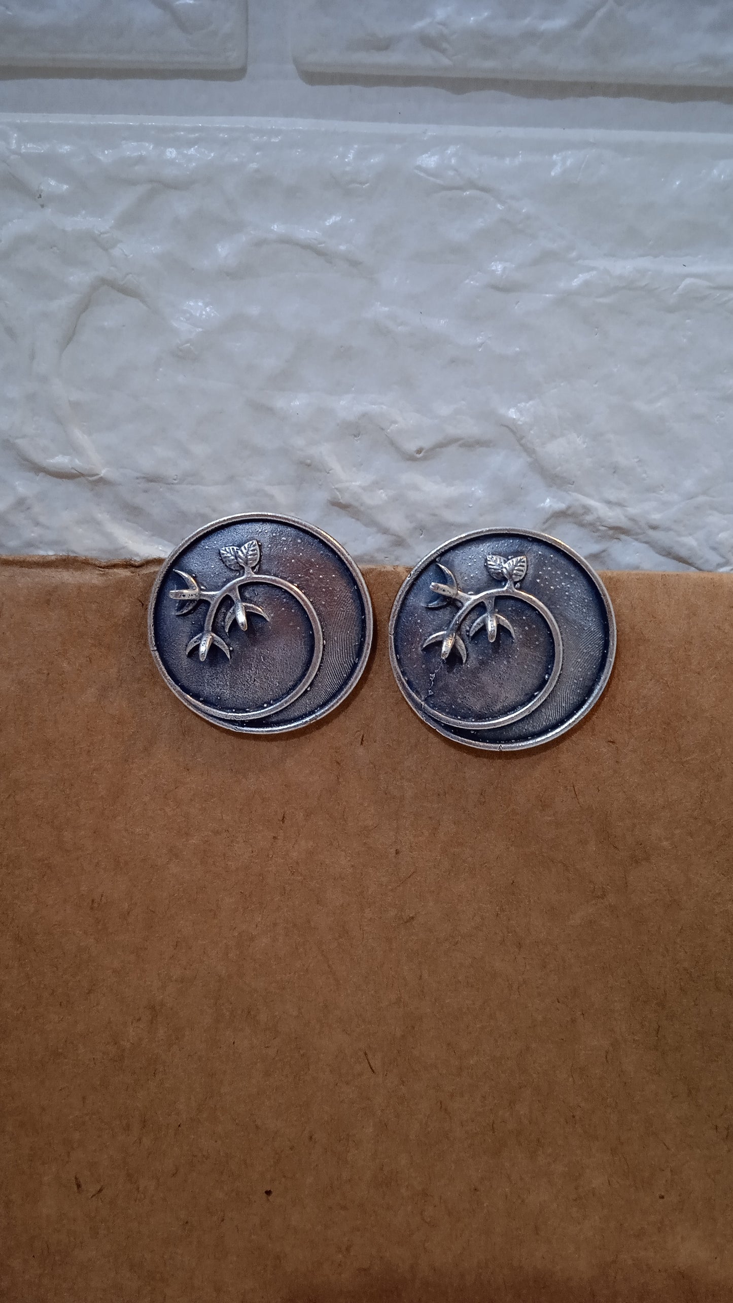 Lyssé-Oxidised Studs-Shield