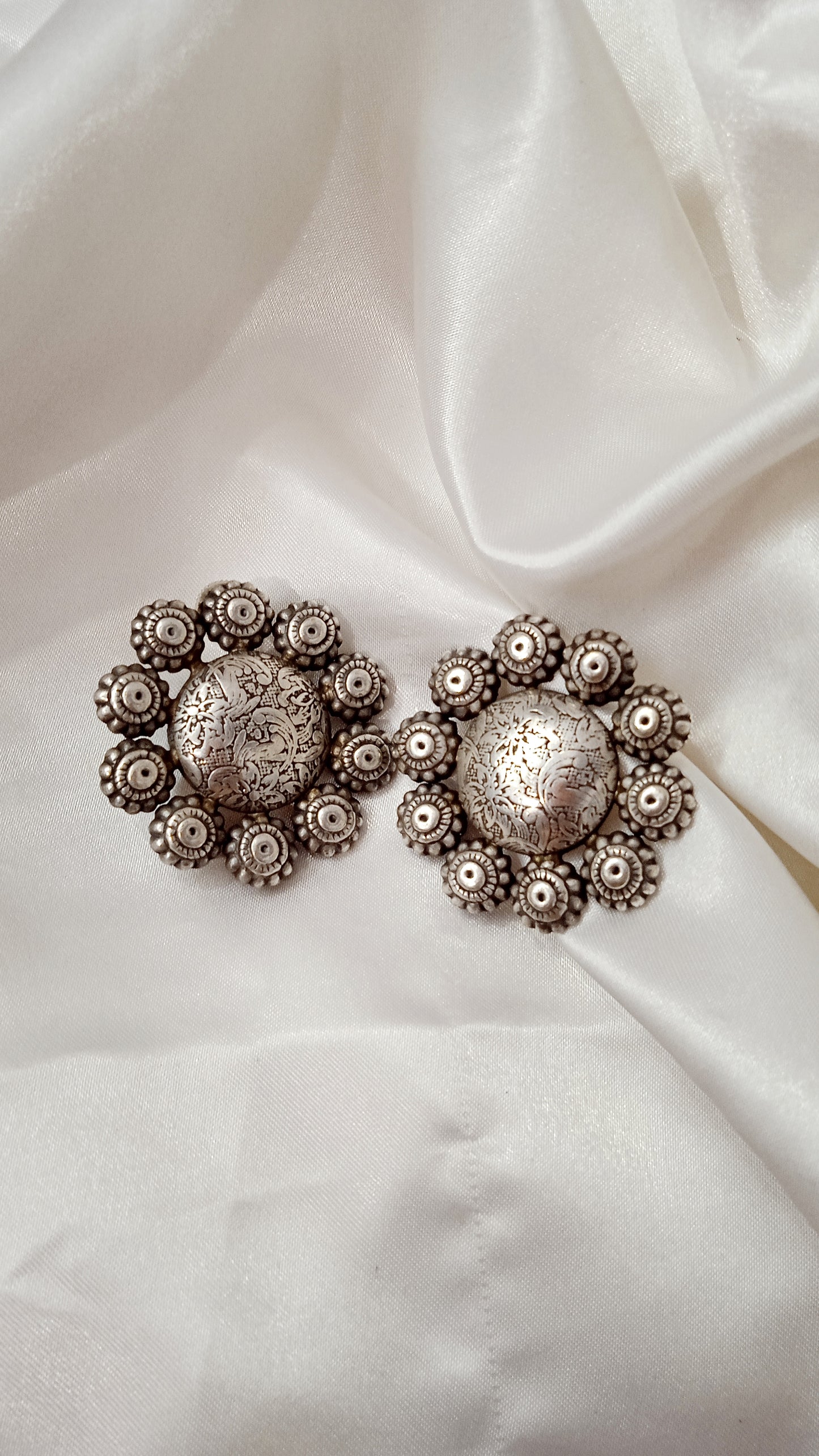 Mariv-Oxidised Studs-Flower